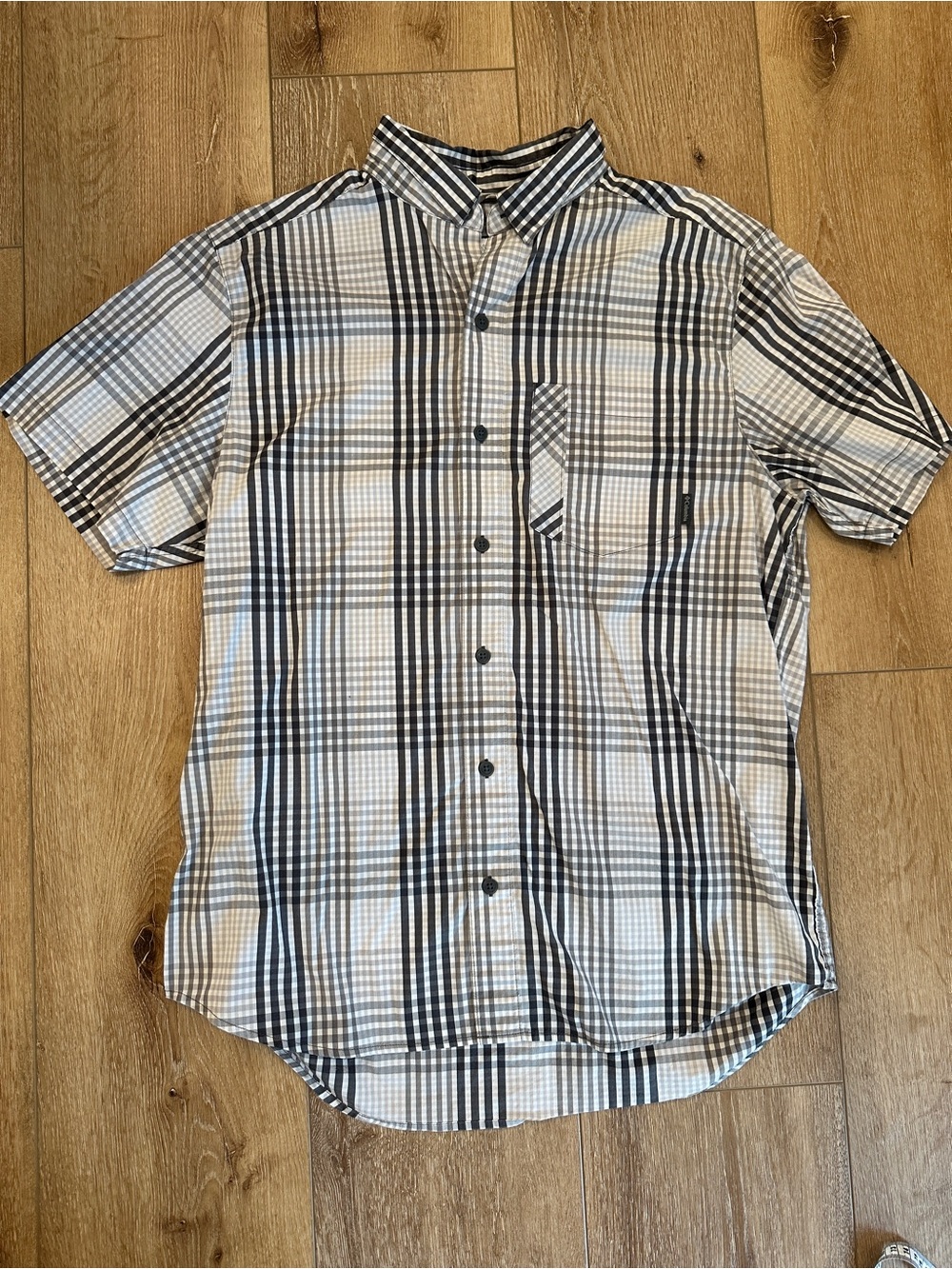 Columbia Gray White Plaid Button Up Shirt Men's Size L Short Sleeve Some Stretch